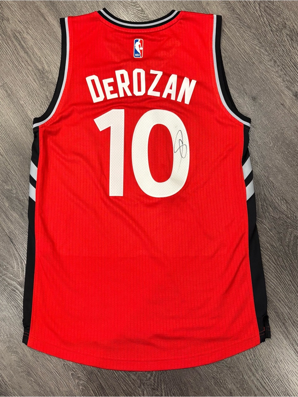 SIGNED READ DESC Demar Derozan Toronto Raptors Jersey, Red and Black Men’s Small